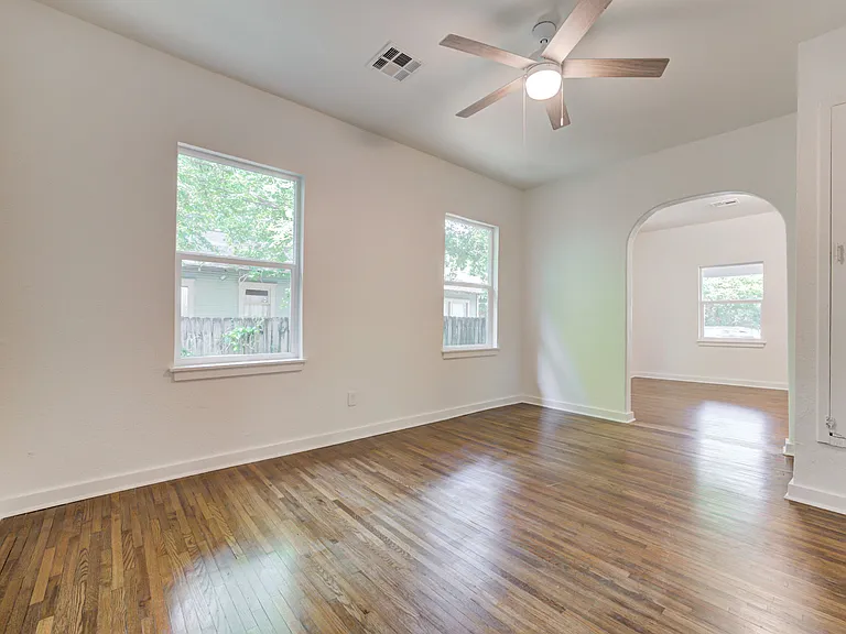 311 S Flood Ave — Photo 12