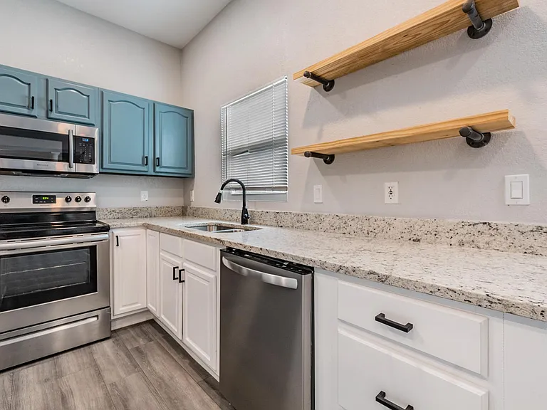 2321 W Green St — Photo 14