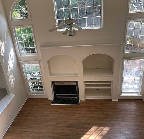 2036 Londonberry Ct NE — Photo 2