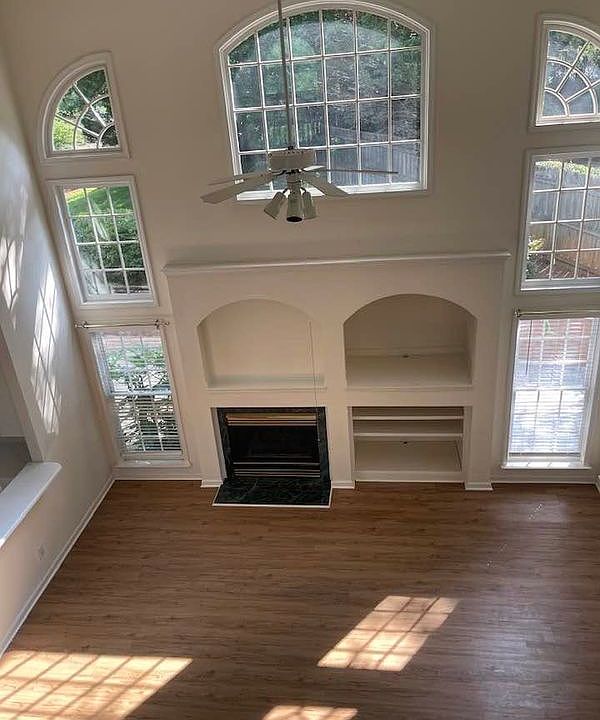 2nd image of 2036 Londonberry Ct NE