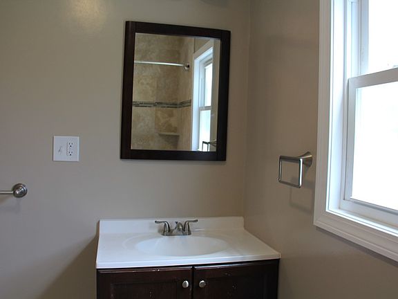 4th image of 124 Emerald St #1
