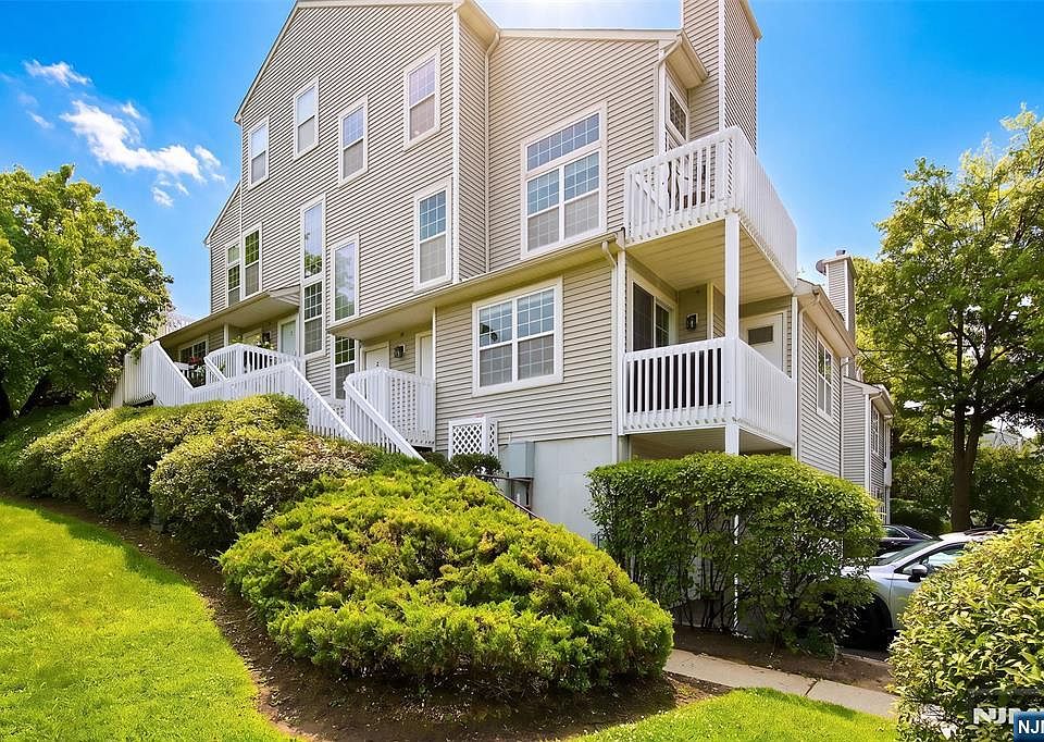 1st image of 3 Regency Cir