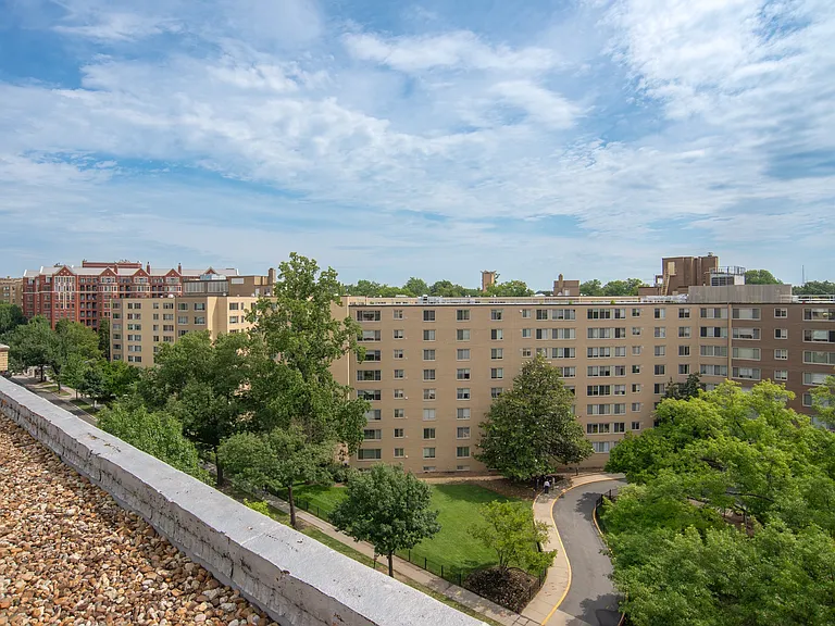 Connecticut House Apartments — Photo 20