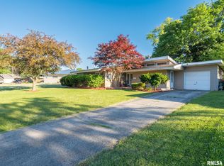 2224 Glendale Dr, Pekin, IL 61554