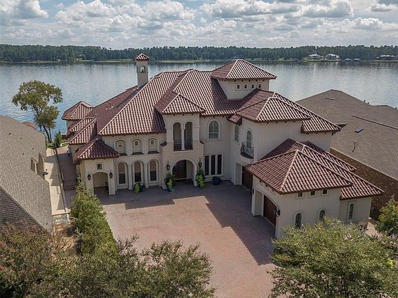 This stunning home has been designed to entertain friends and family in an elegant yet comfortable style. It has beautiful curb appeal with its clean lines, stucco exterior and tile roof.