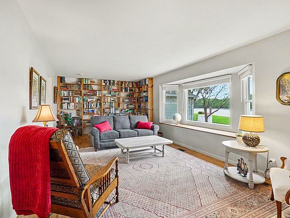 5th image of 937 Riverview Dr