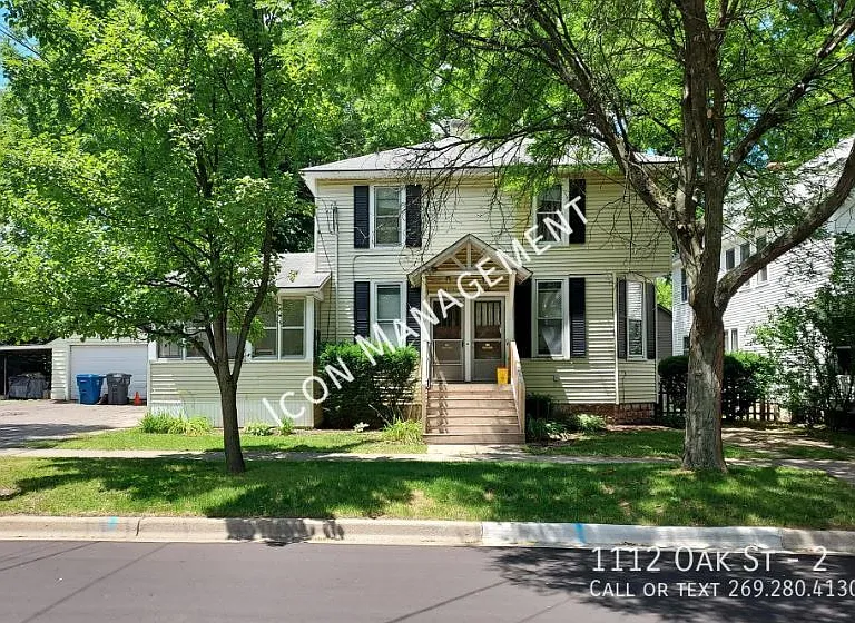 1112 Oak St #2 — Photo 1