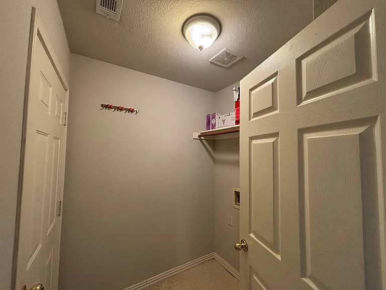 2601 Coffey Dr — Photo 10