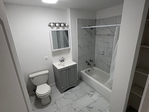 5th image of 305 S Halsted St APT 5