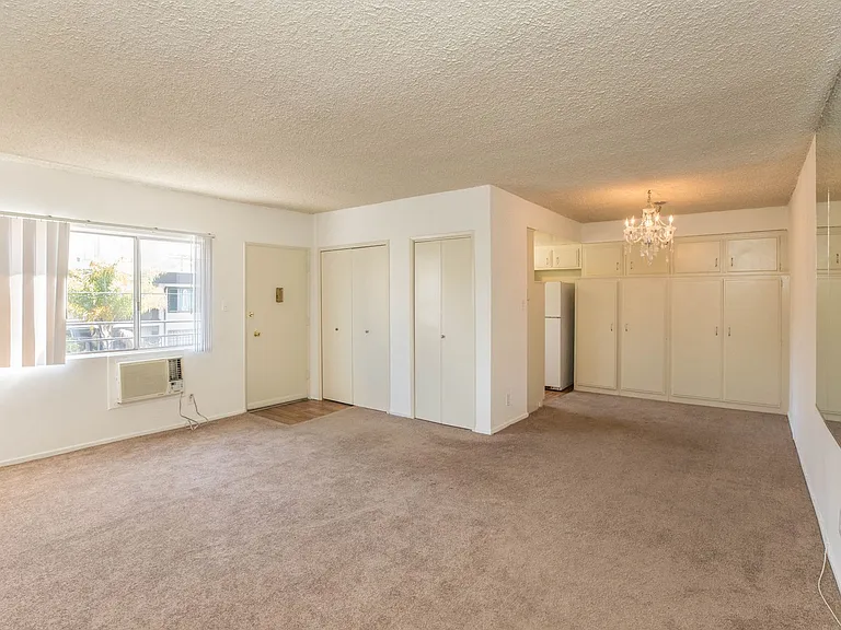 963 S Barrington Ave #7 — Photo 4