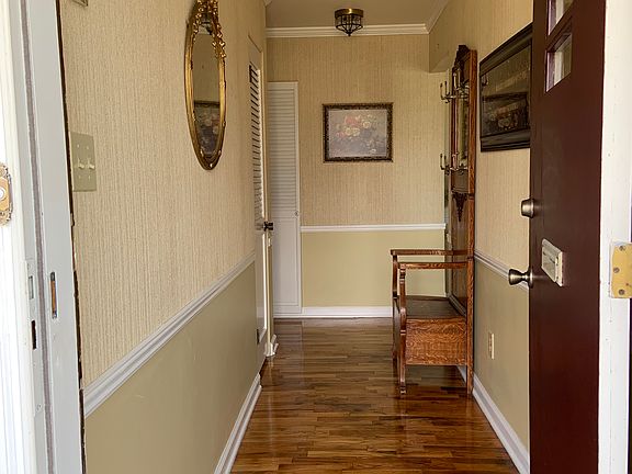 2nd image of 2712 Lovers Ln