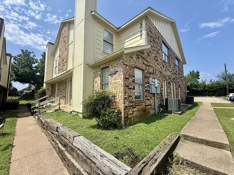 2057 W Walnut St #A — Photo 6