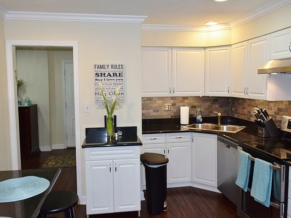 granite countertops, also on peninsula