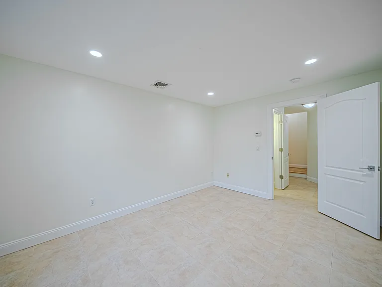 47 Columbus Dr — Photo 8