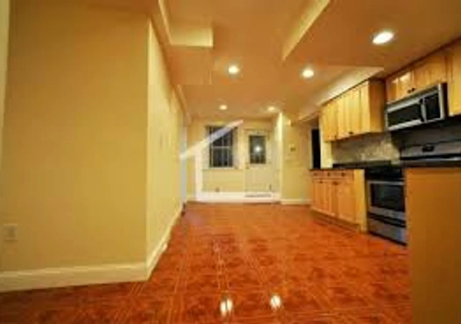 No Brokers Fee, Top Floor Unit on Washington ST. Nicely Kept. Laundry on a Site, Parking for Rent — Photo 1