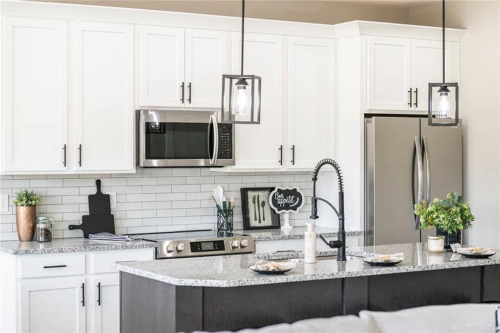 3 bed, 2.0 bath, $2,400 — Photo 2