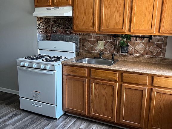 3rd image of 632 N Kenwood Ave