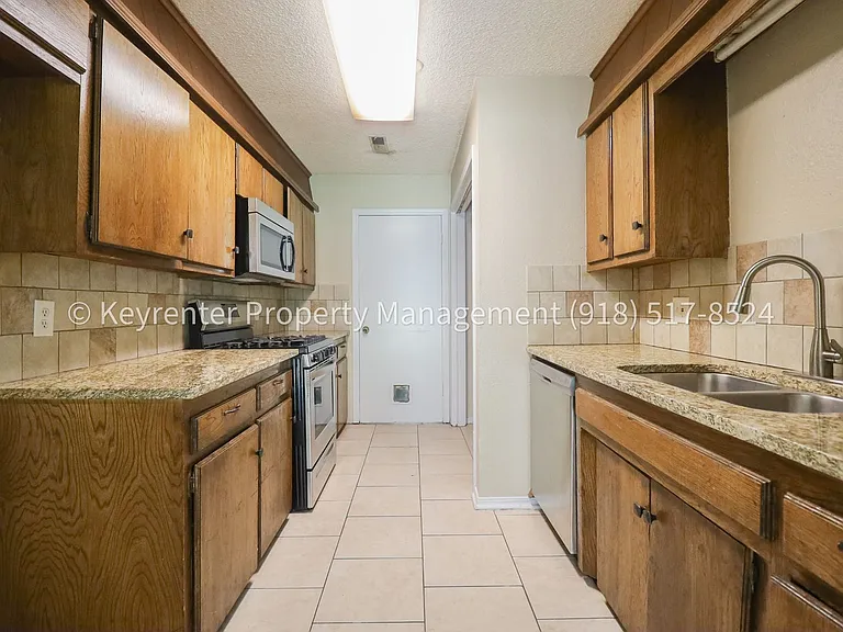 4902 S Gum Ave — Photo 54