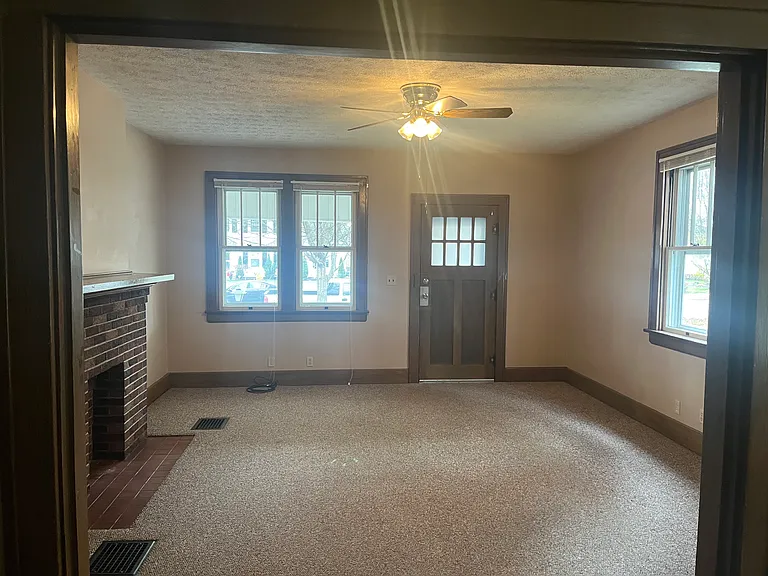 225 E Allen St — Photo 2