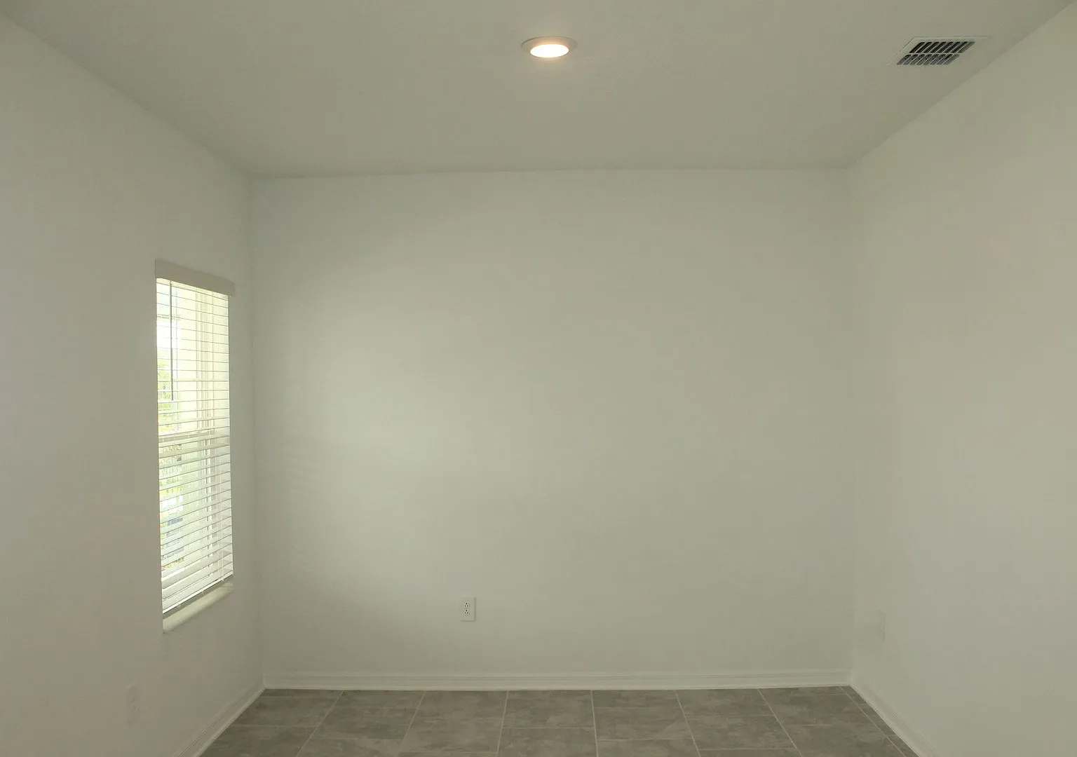 Beautiful New 3 Bedroom 2 Bath Home With A 2 Car Garage And Den/Bonus Room. — Photo 4