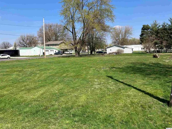 108 S Cedar St, Bowen, IL 62316