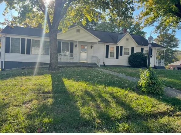 913 Carroll St, Mount Airy, NC 27030