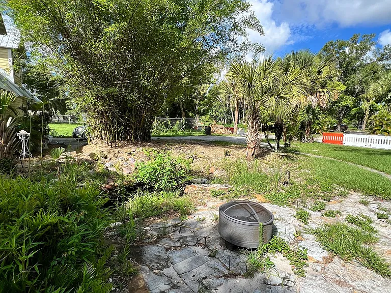523 W Oak St — Photo 49