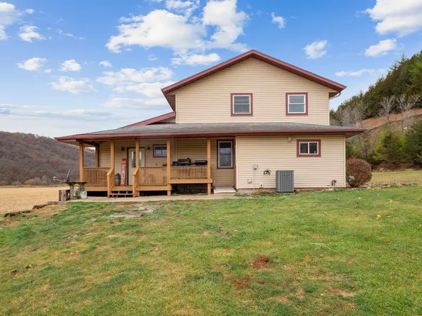 933 Iowa River Dr, Dorchester, IA 52140