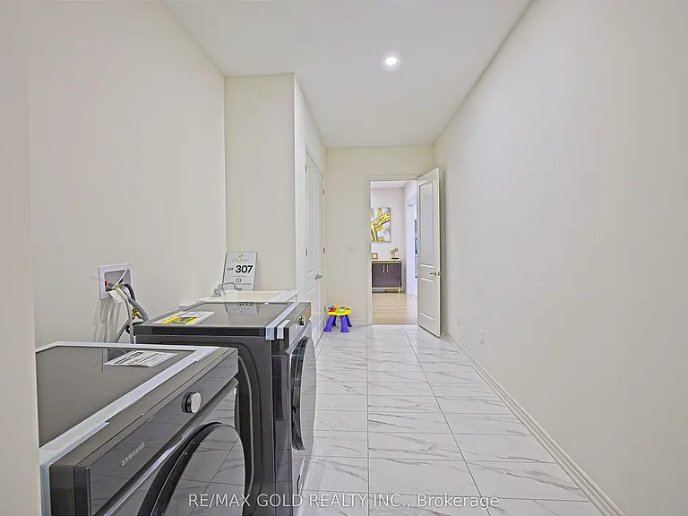 19 Marigold Blvd — Photo 28