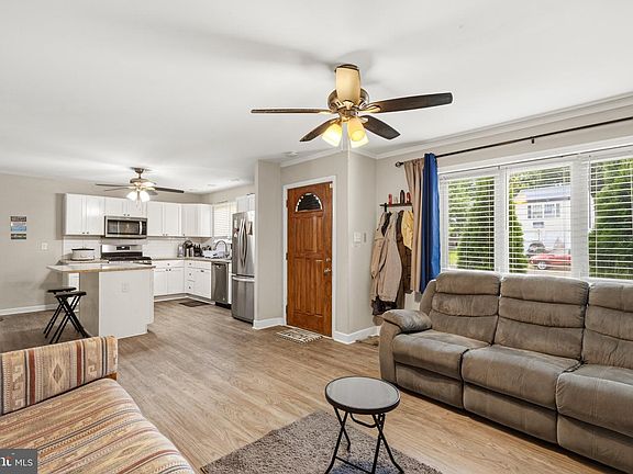 5th image of 34 Saint Moritz Dr