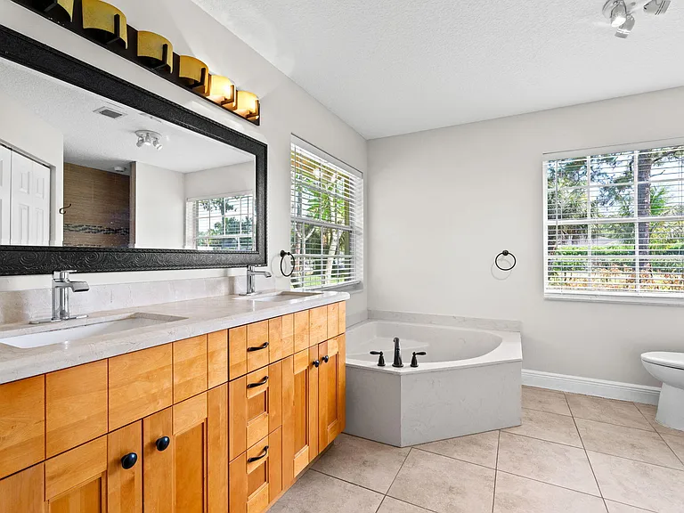 16628 Valencia Blvd — Photo 18