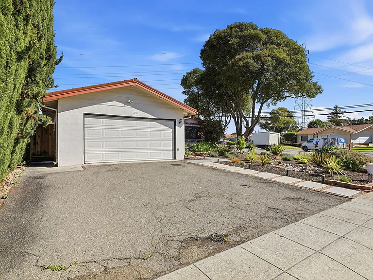 894 Orkney Ave — Photo 2