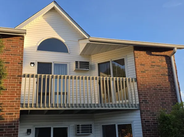 1350 Cunat Ct APT 2D, Lake In The Hills, IL 60156