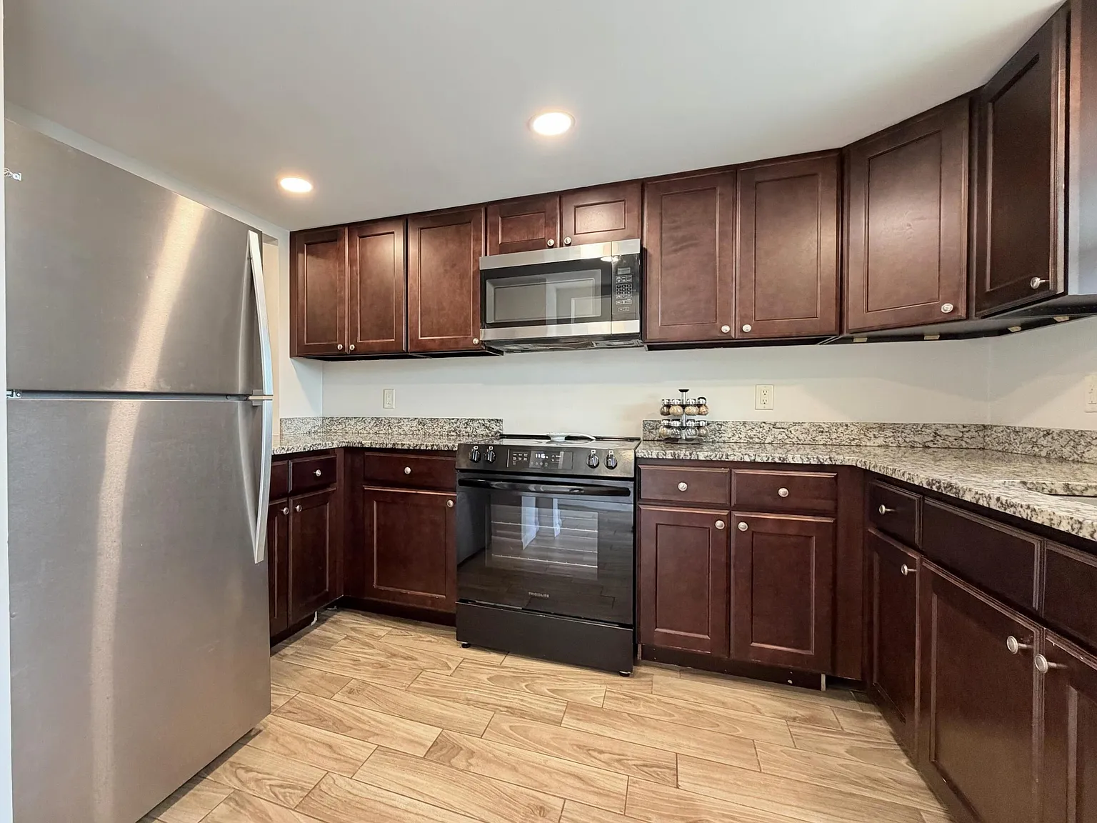 2 bed, 2.0 bath, 892 sqft, $2,350 — Photo 1