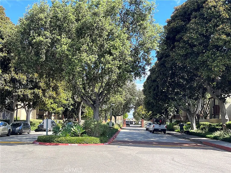 1010 W Macarthur Blvd — Photo 2