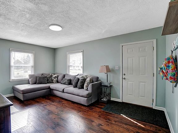 5th image of 41 Fairland Ave