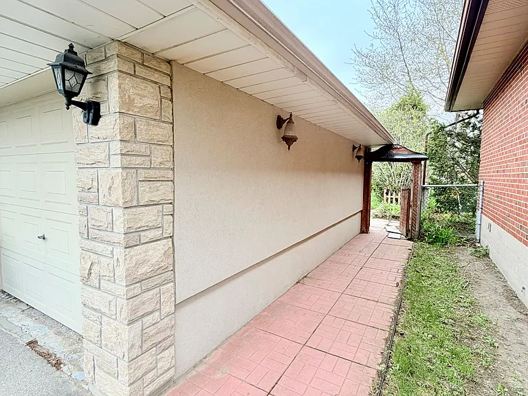 169 McGill St — Photo 3