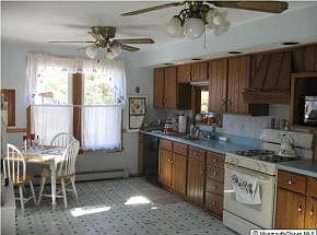3rd image of 529 Bradley Blvd
