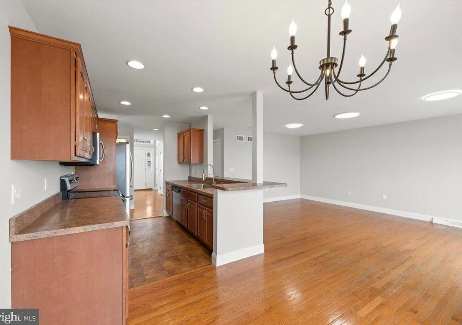 $2,300 Spacious 3 Bedroom 2.5 bath Townhome in Swatara Township — Photo 3