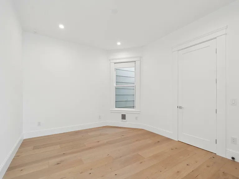 576 Chestnut St — Photo 29