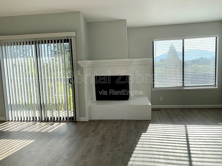 1592 Ashwood Dr — Photo 4