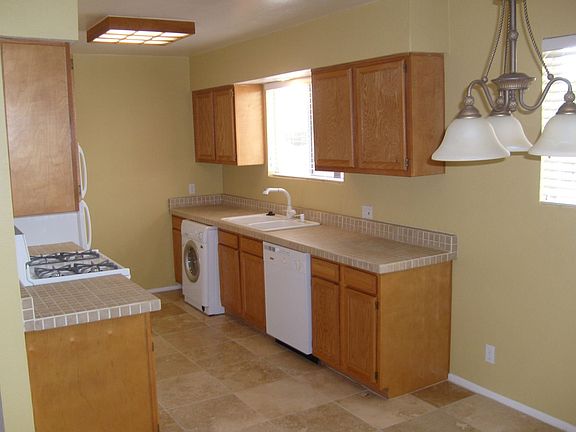 Kitchen w/Washer/Dryer