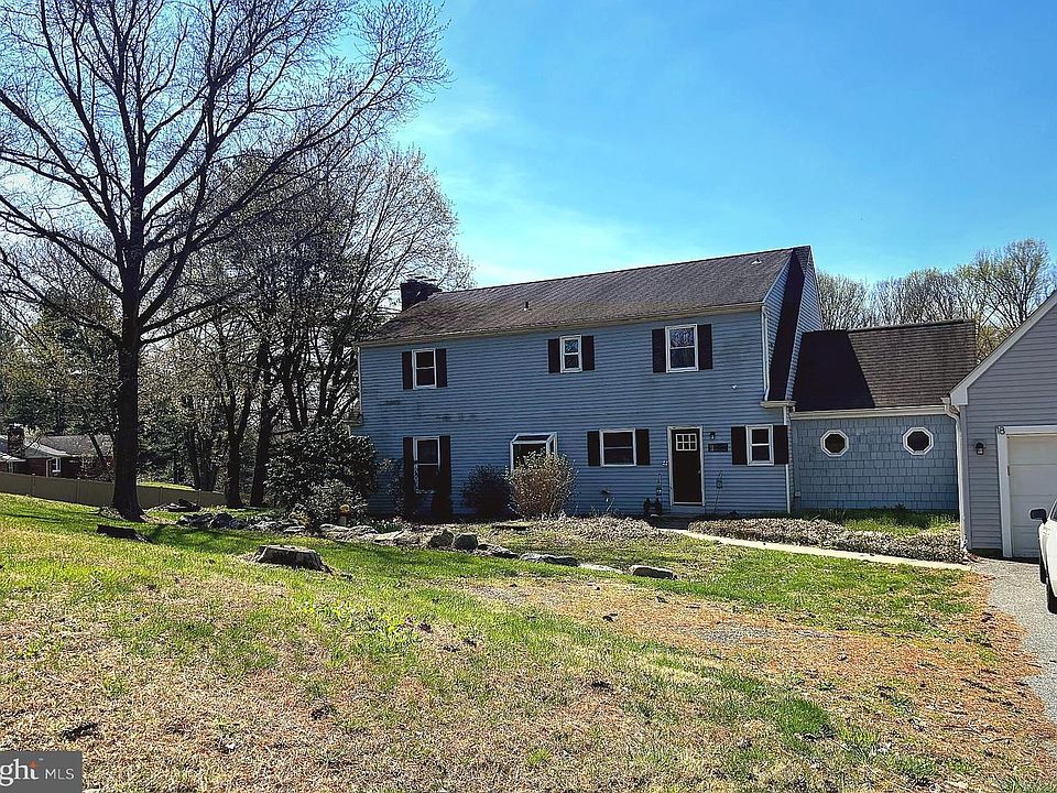 1st image of 18 E Brook Knoll Rd