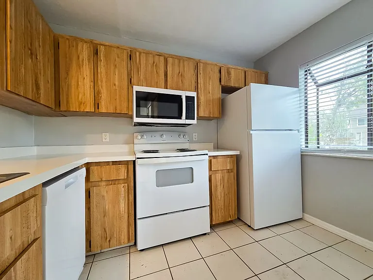 6210 SW 8th Ln — Photo 4