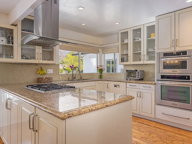413 W Matilija St — Photo 10