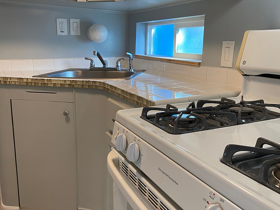 Kitchen - Full size Oven, Stainless Steel Sink with Garbage Disposal