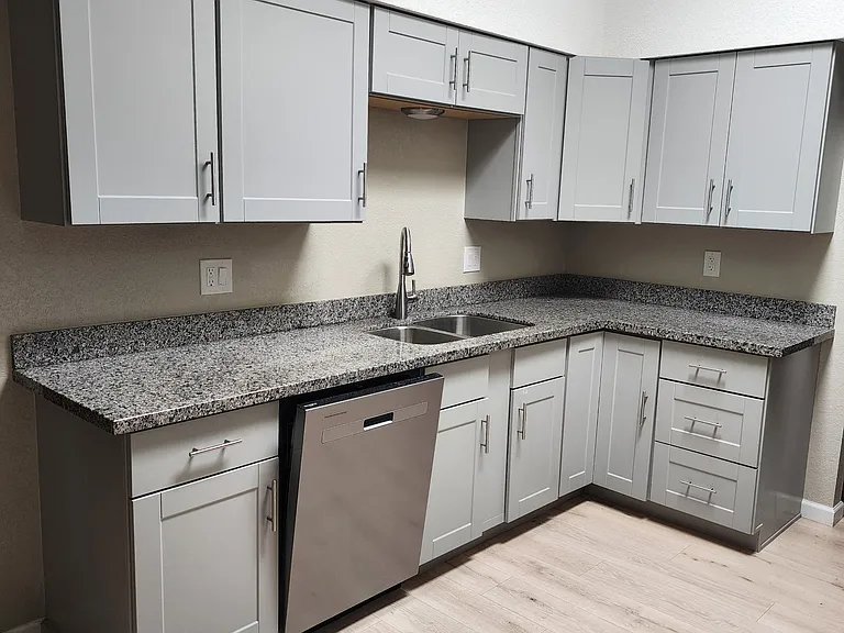 648 Suffolk Dr — Photo 3
