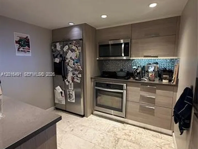 555 NE 15th St #19E — Photo 16