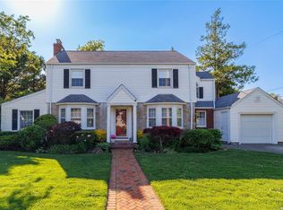 16 Plymouth Rd, Rockville Centre, NY 11570