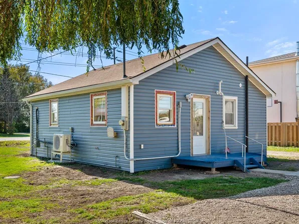 9549 Malden Rd, Lasalle, ON N9J 2W5